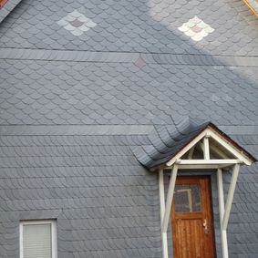 graue hausfassade komplette ansicht - dachdeckermeister pfueller in stapelburg